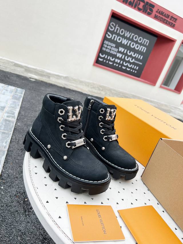 L家 P: 情侣款,Size:35-44 .45.46定做 顶级版本 2024新款 代购品质lv～驴牌 路易威登秋冬checker系列 厚底 短靴 马丁靴 及踝